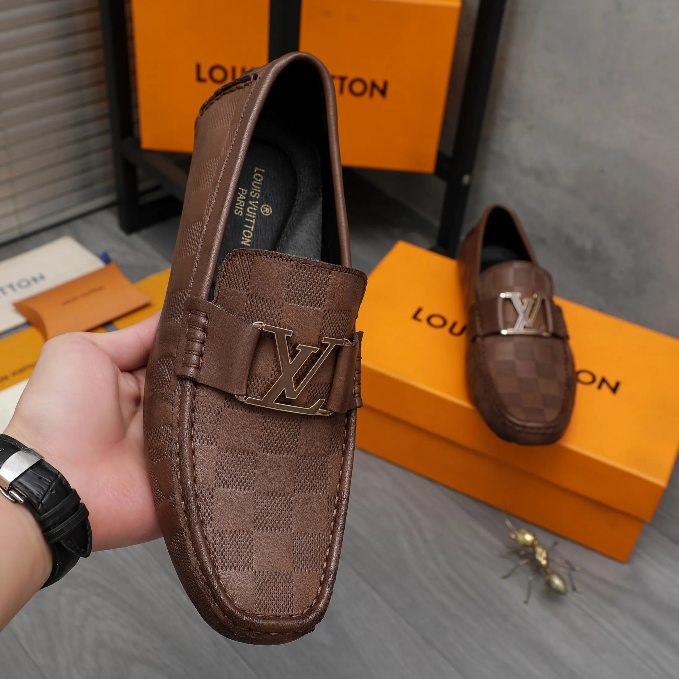 Men's shoes💰400 Product trademark: LV "Louis Vuitton" business slip-on leather shoes Regular size: 38-45 (45 is custom-made and non-returnable) Product materials: Selected high-quality cowhide embossed upper, pigskin lining, rubber outsole